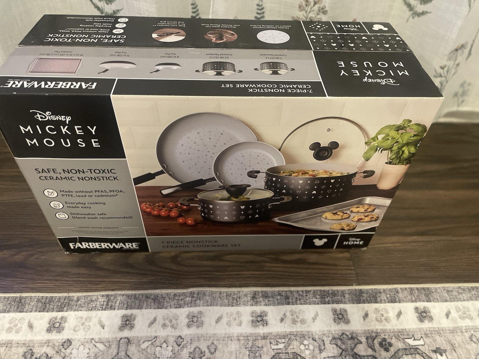 Farberware Disney Mickey Mouse Monochrome 7pc Ceramic Nonstick Cookware Set