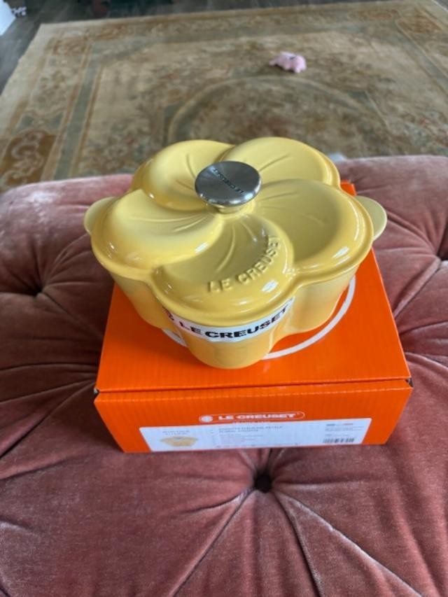 Le Creuset Traditional Petal Enamelled Cast Iron Oven 2.25 qt Camomille Rare