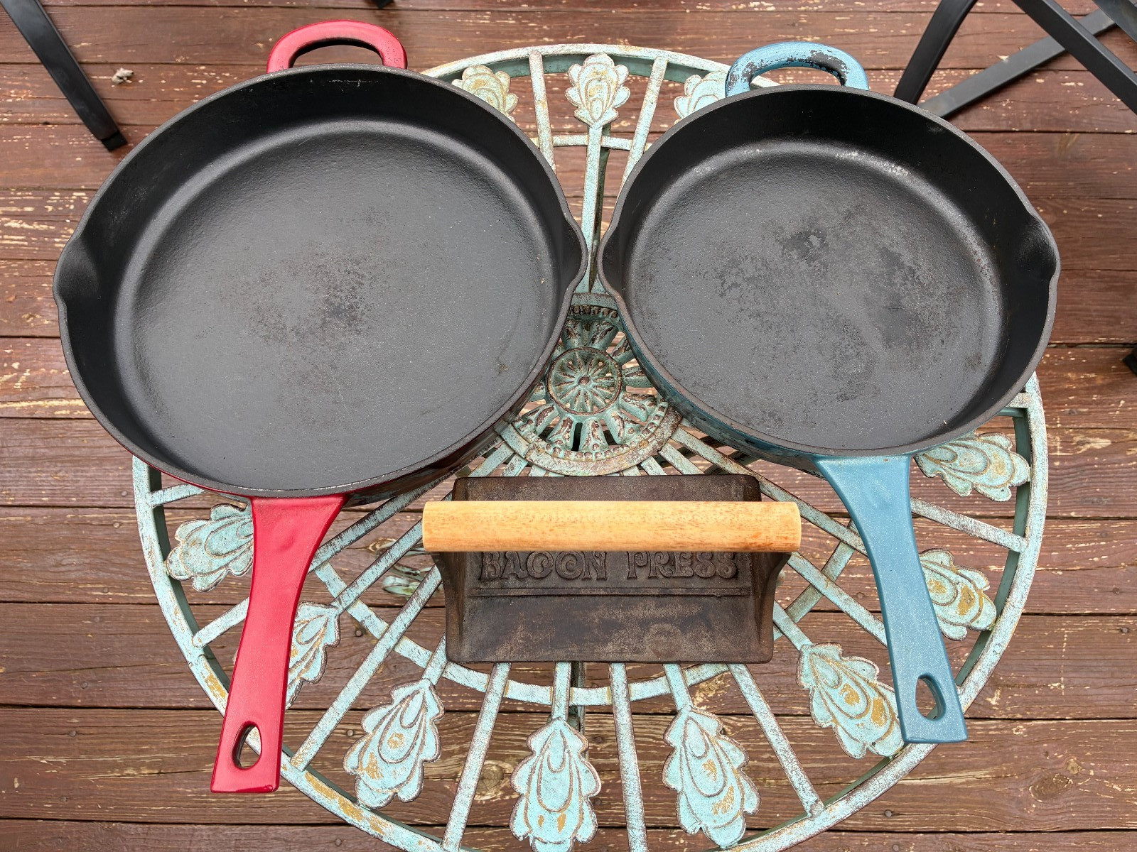 Lot of 3 Antique Bacon Press 2 Ayesha Cast Iron Skillets Frying Grill Pan 12″ 10