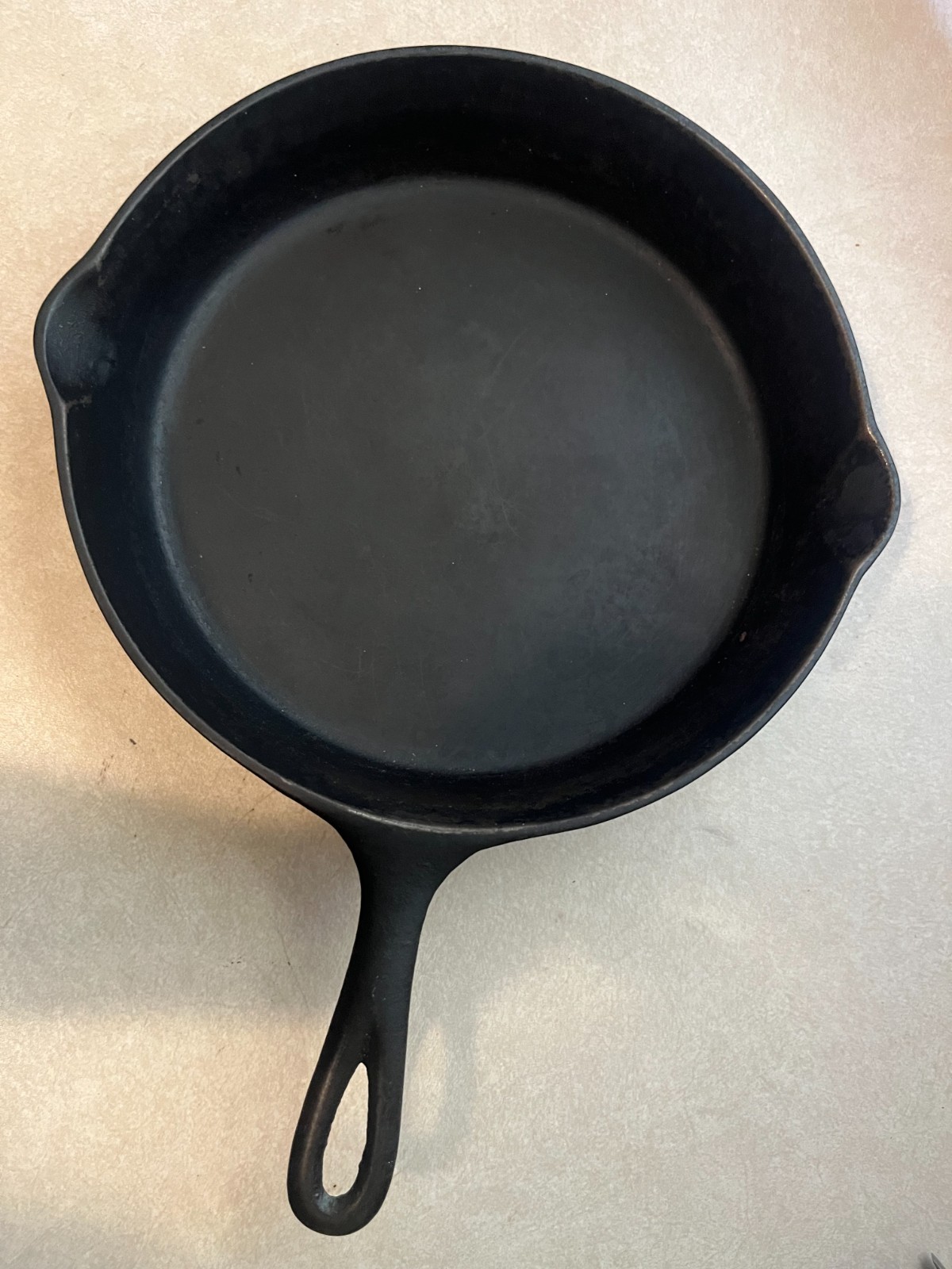 Unmarked Lodge No. 8 Skillet 3 Notch Heat Ring 10.5″ Cast Iron. Smooth cooking S
