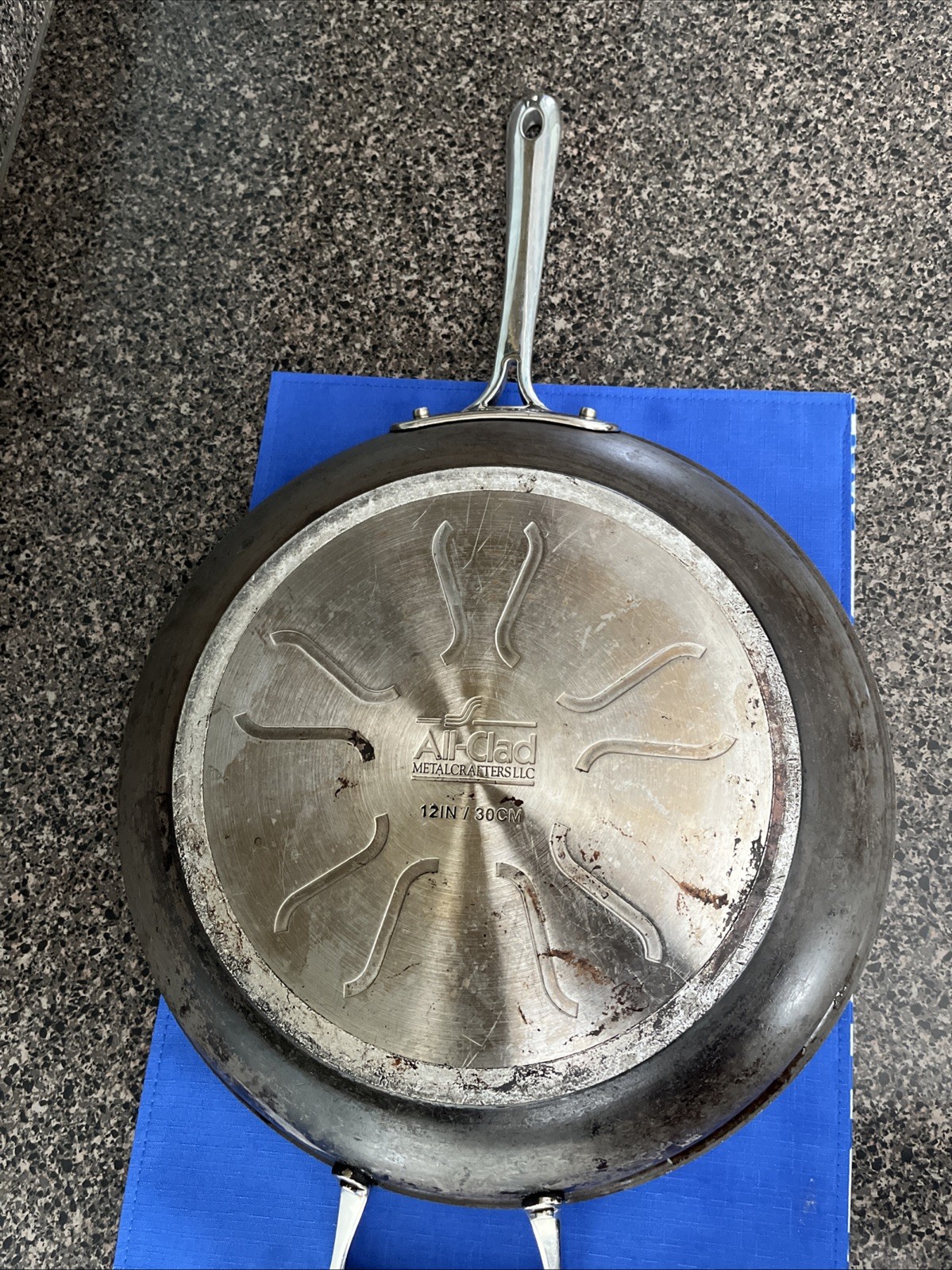 All-Clad HA1 Hard Anodized Nonstick PFOA Free 12″ Frying Pan Sturdy