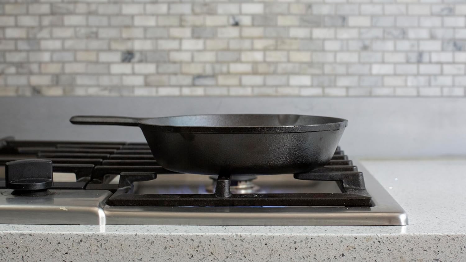 Lodge 9 Inch Cast Iron Pre-Seasoned Skillet – Signature 9 Inch, Black