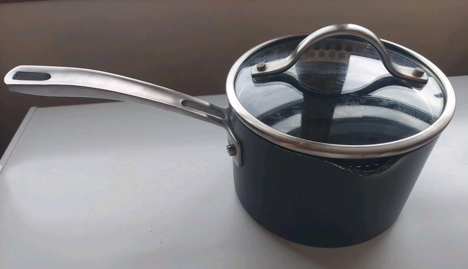 Kirkland Signature Professional Quality 2 QT Sause Pan Pour Spouts Straining Lid