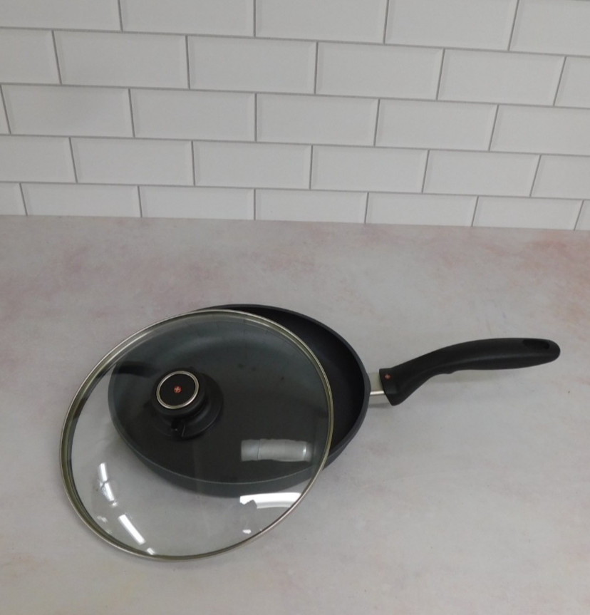 Swiss Diamond Classic HD Nonstick Fry Pan with Glass Lid, 9.5 Inch – NEW