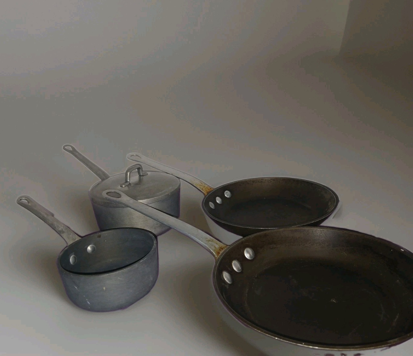 MAGNALITE 4 PIECE SET Two Pan Two Pots 1/2 Quart, 1 Quart W/Lid & Two 9 In Pans