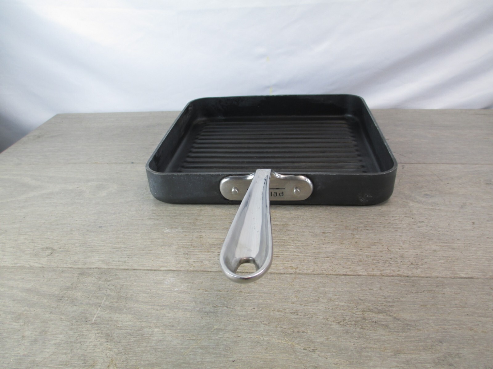 All-Clad 11″ B1 Hard Anodized Nonstick Square (Ribbed) Grille Pan