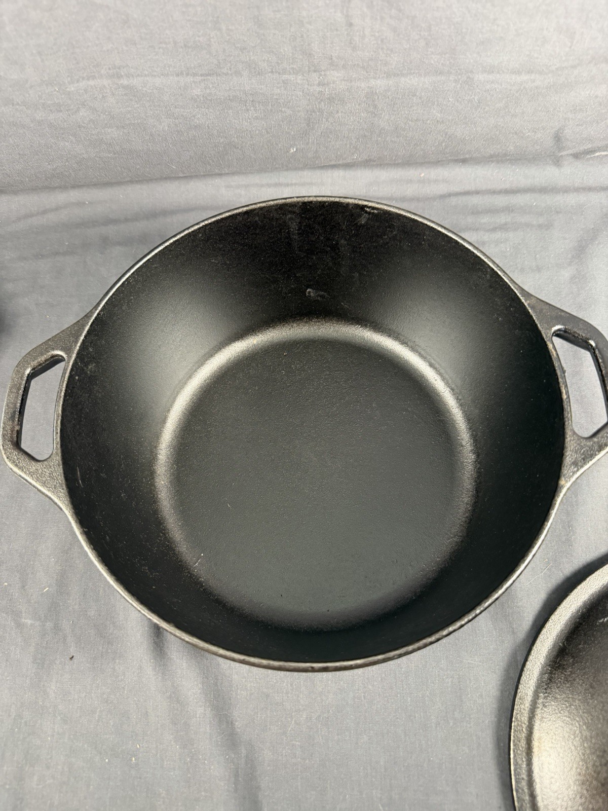 Lodge 5 Qt Cast Iron Dutch Oven Pre-Seasoned Pot with Lid Dual Loop Handles NEW