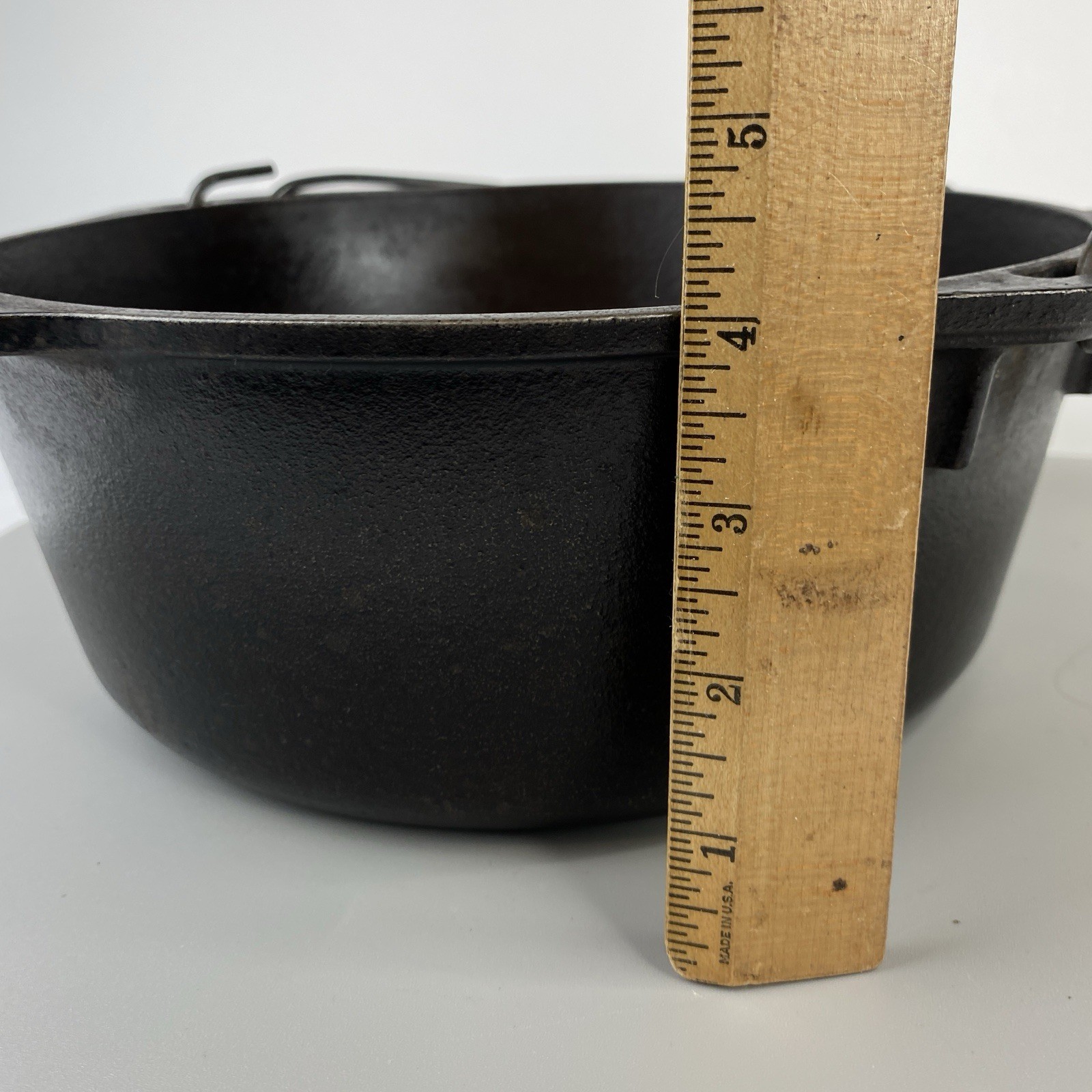 Lodge USA 8DO Cast Iron 8 Quart Camp Dutch Oven with Lid & Bail Handle 10.25″
