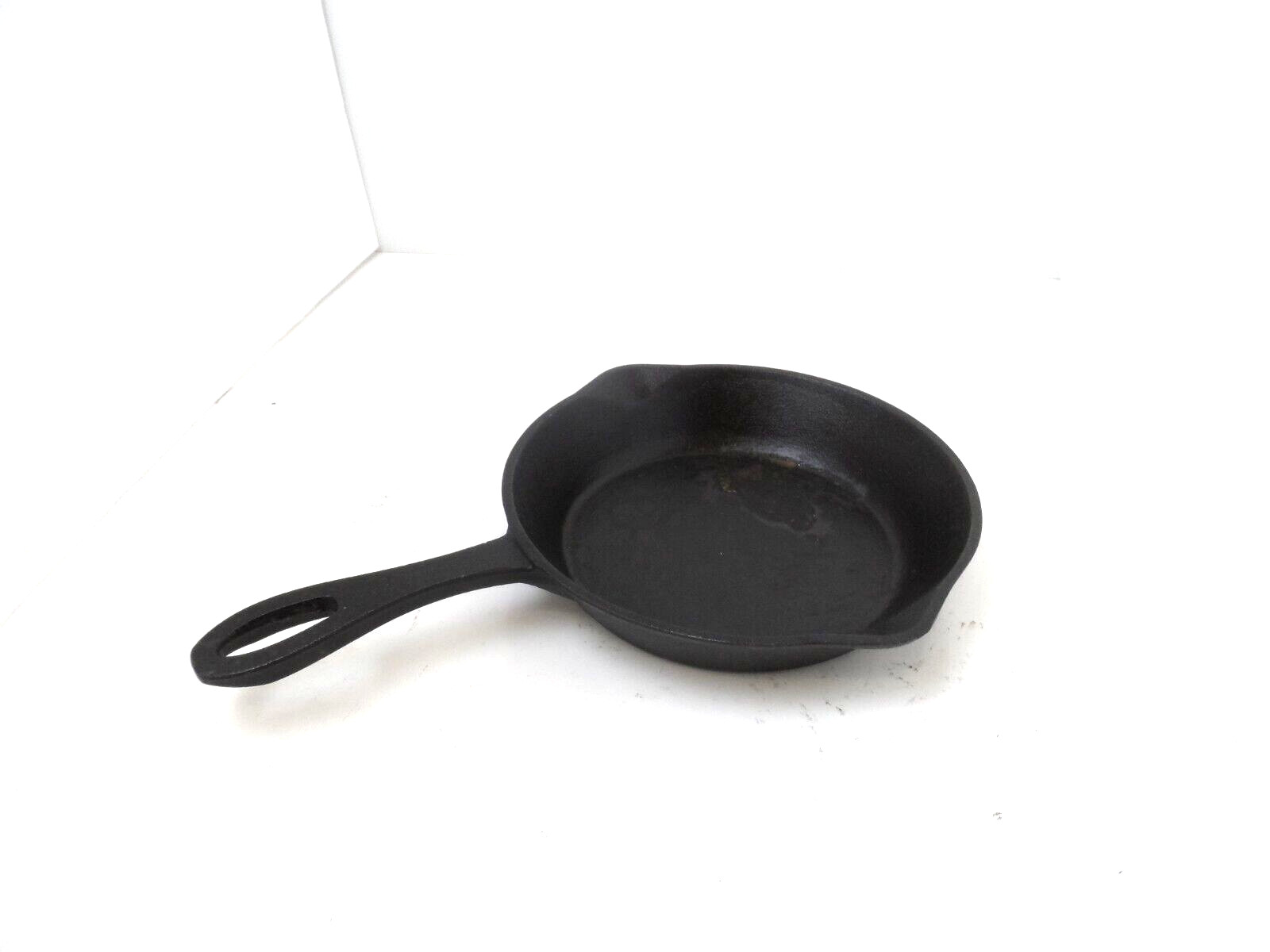Bayou Classic 7430 Black 8-in Cast Iron Skillet Double Pour Spouts