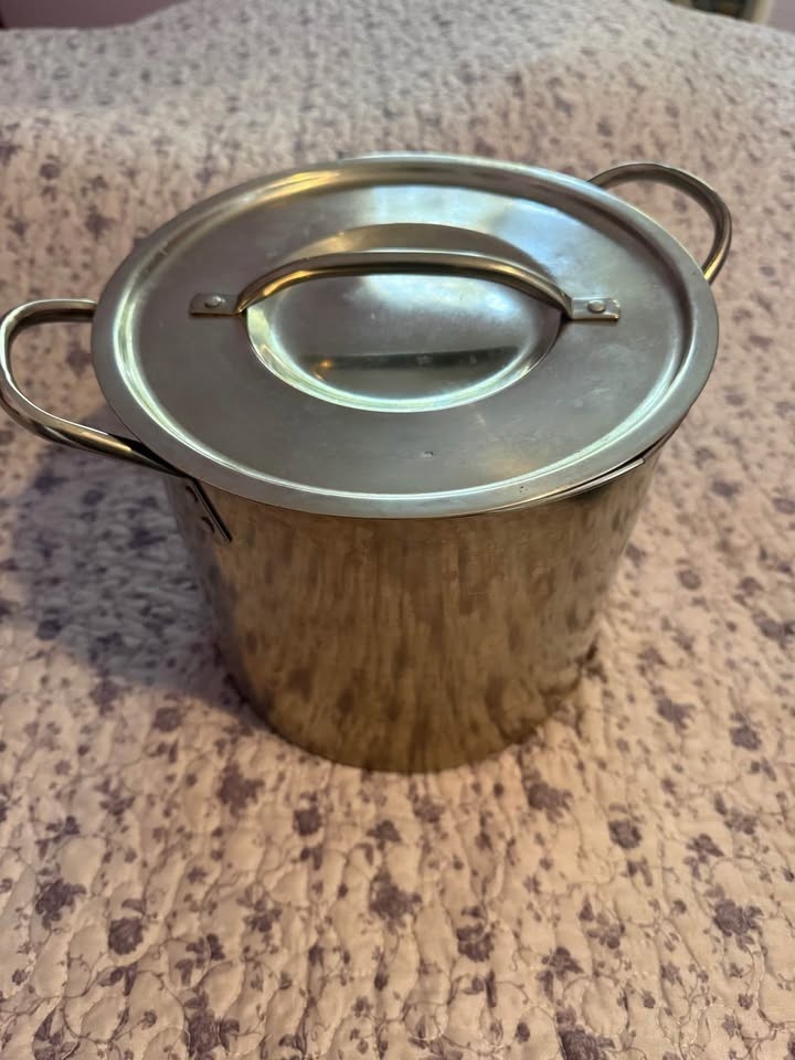 Stainless Steel Stock 8 Quart Pot With Lid – 9 Inches Wide & 7 3/4 Inches Deep