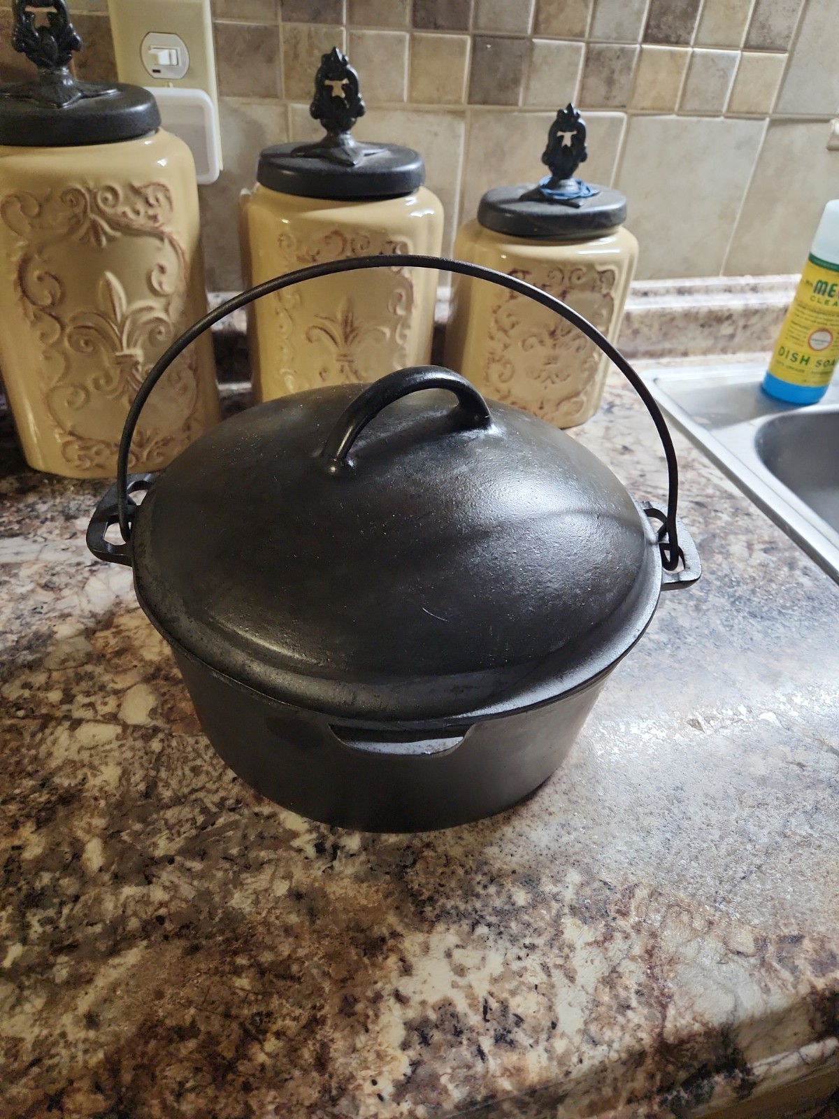 Vintage Wagner (Unmarked) Cast Iron Dutch Oven #8A with Lid Drip Ridges Clean