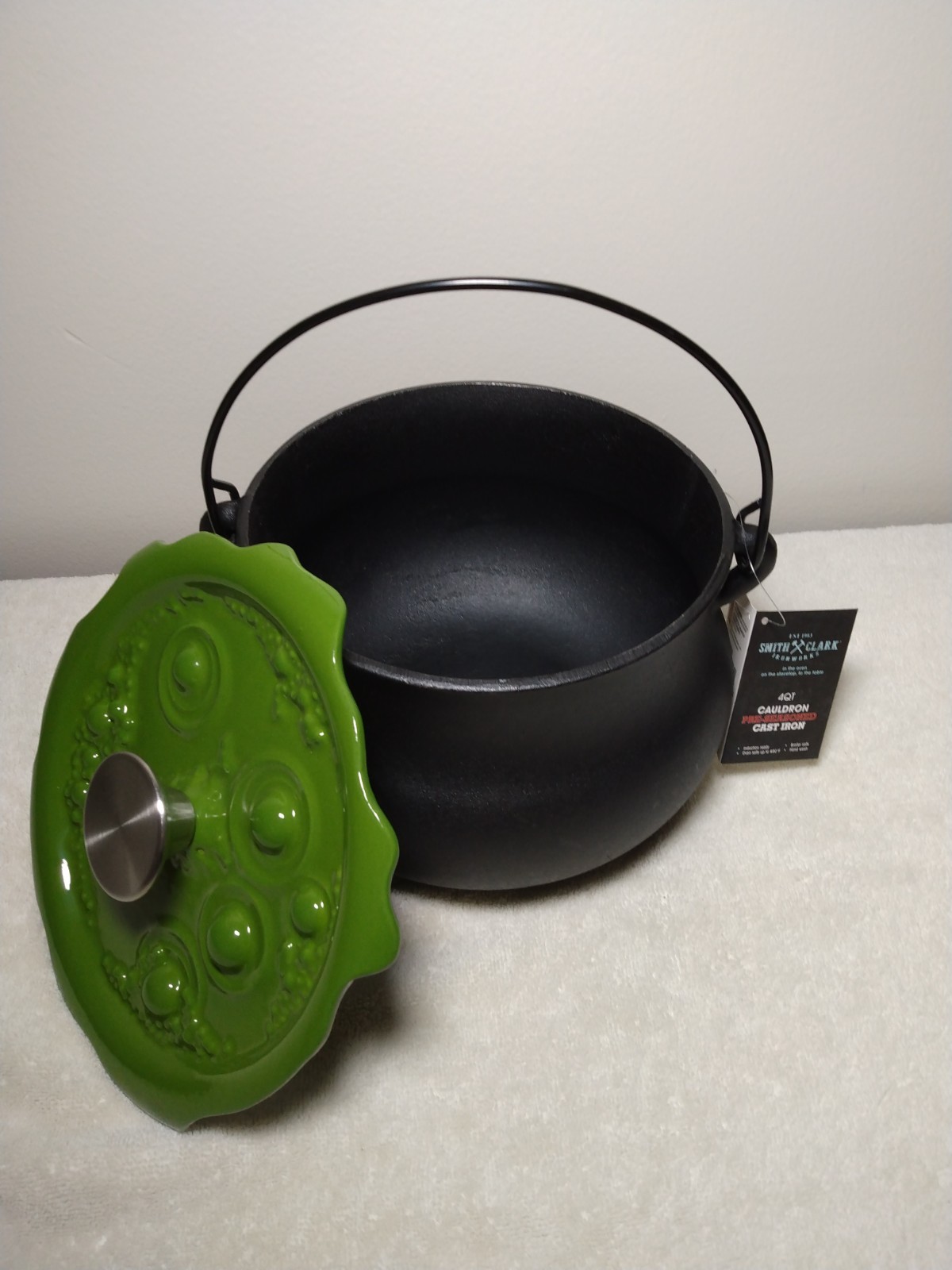 Smith & Clark 4QT Cast Iron Cauldron Witches Brew Bubbling Lid Green Halloween