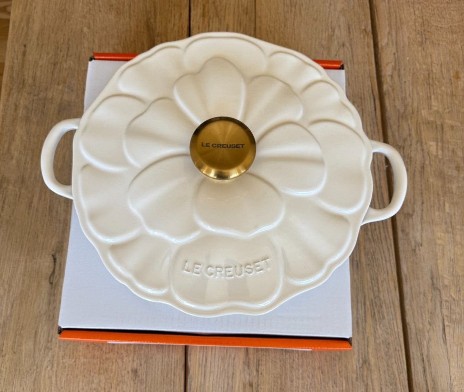 Le Creuset Signature Cast Iron Petal Shallow Casserole 2.25 qt White #26 NEW