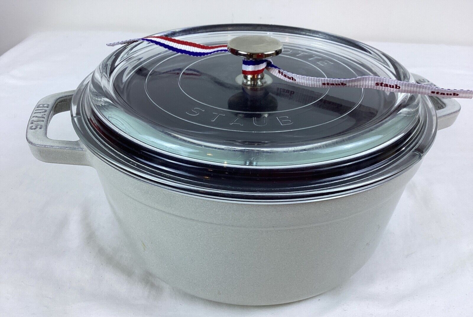 New Staub Cast Iron Round Cocotte – Grey Truffe (24cm, 3.7L) 3,9 QT 9 3/8