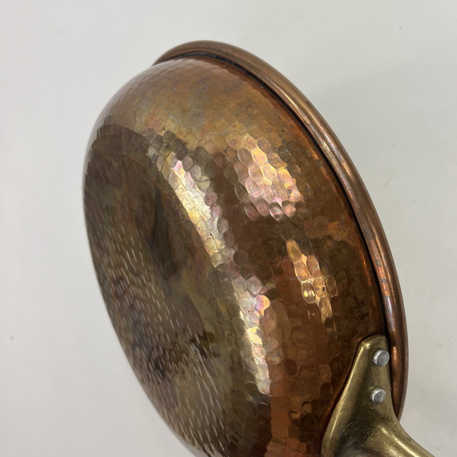 CU ARTIGIANA HAMMERED COPPER 12″ SAUCIER PAN W/ TIN LINING A MADE IN ITALY USED
