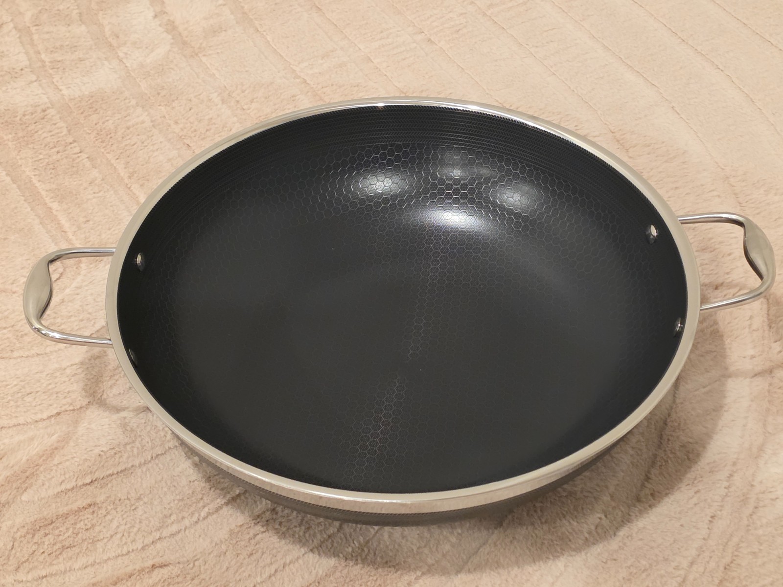 HexClad Hybrid Nonstick 14″ Wok with Stainless Steel Lid – $189 MSRP!