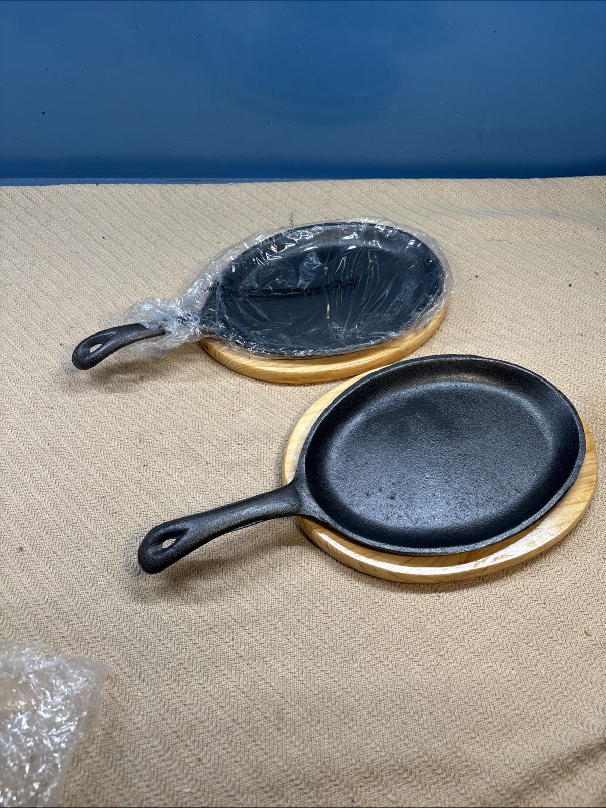 Set Of 2 Cast Iron Oval Skillet / Fajita Pan with Handle And Wood Serving Base