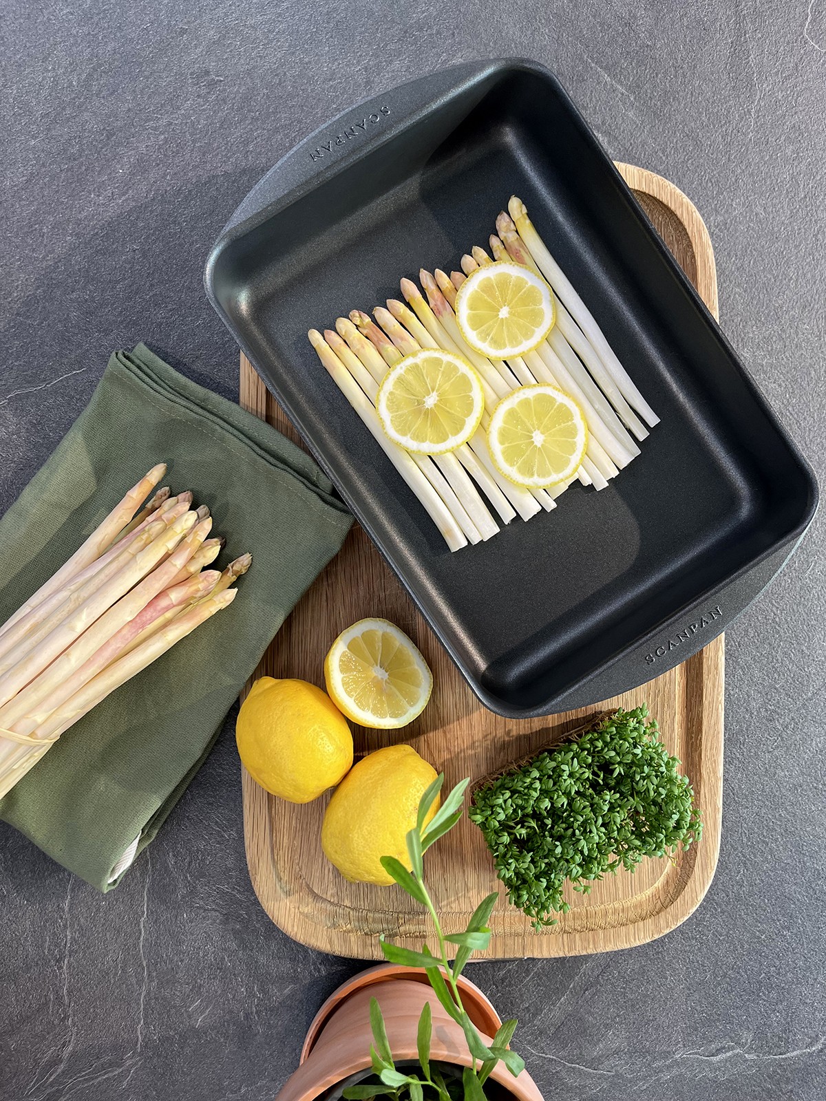 Scanpan Classic 15.25″ x 10.5″ Roasting Pan, 5.25 Qt.