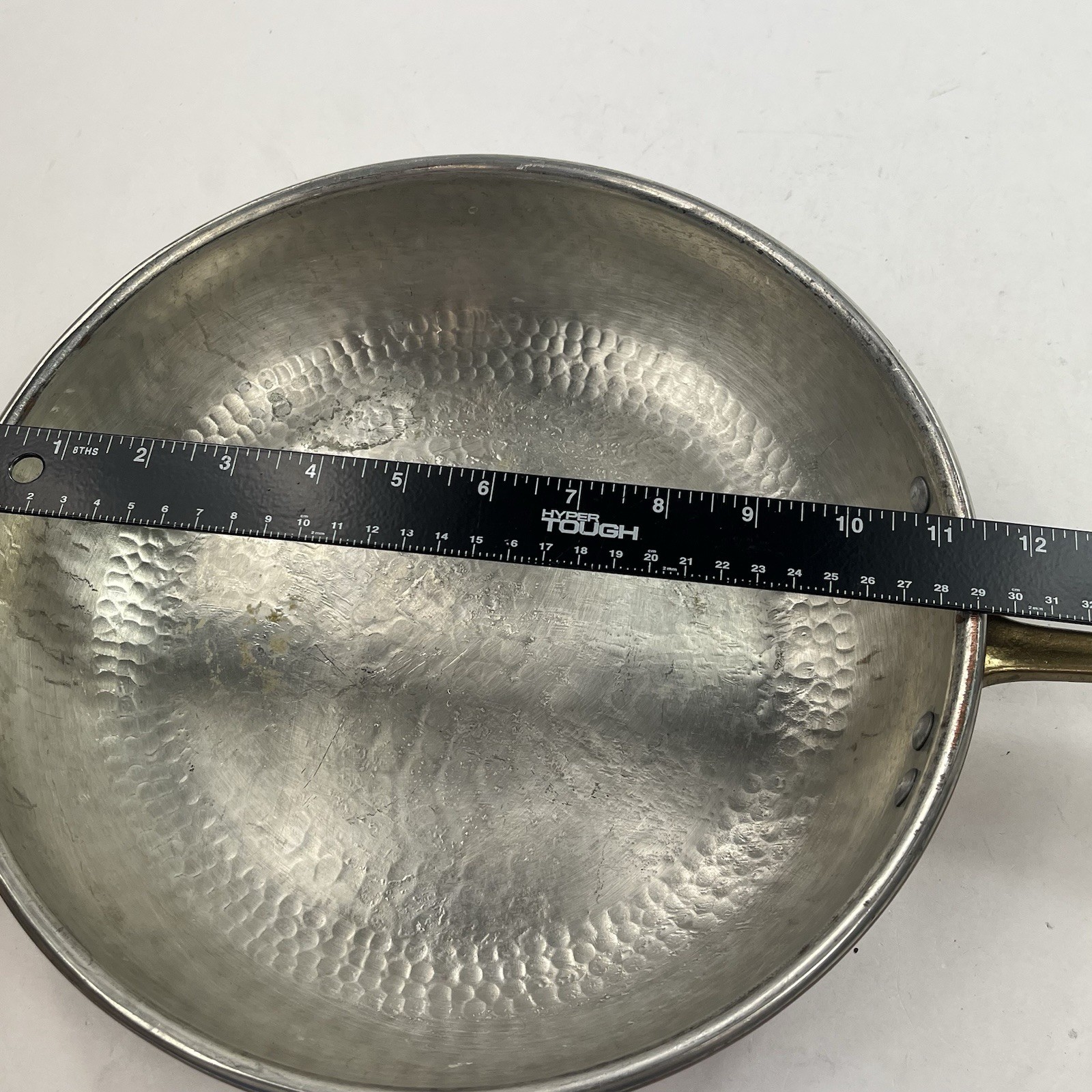 CU ARTIGIANA HAMMERED COPPER 12″ SAUCIER PAN W/ TIN LINING A MADE IN ITALY USED