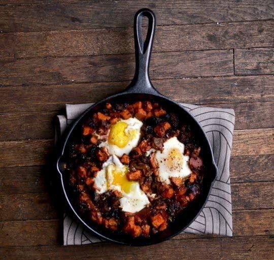Lodge 9 Inch Cast Iron Pre-Seasoned Skillet – Signature 9 Inch, Black