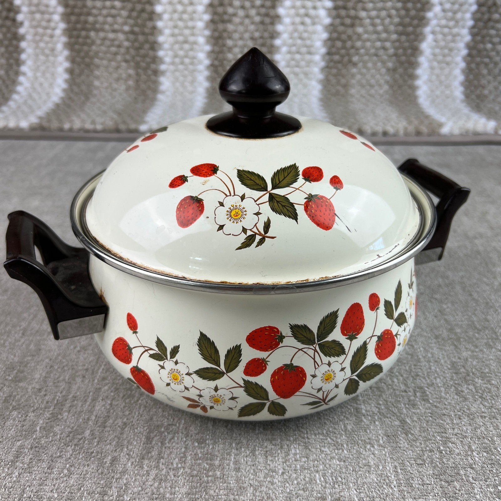 Sheffield Strawberries n Cream Enamel Stockpot Pot with Lid White Red Vintage