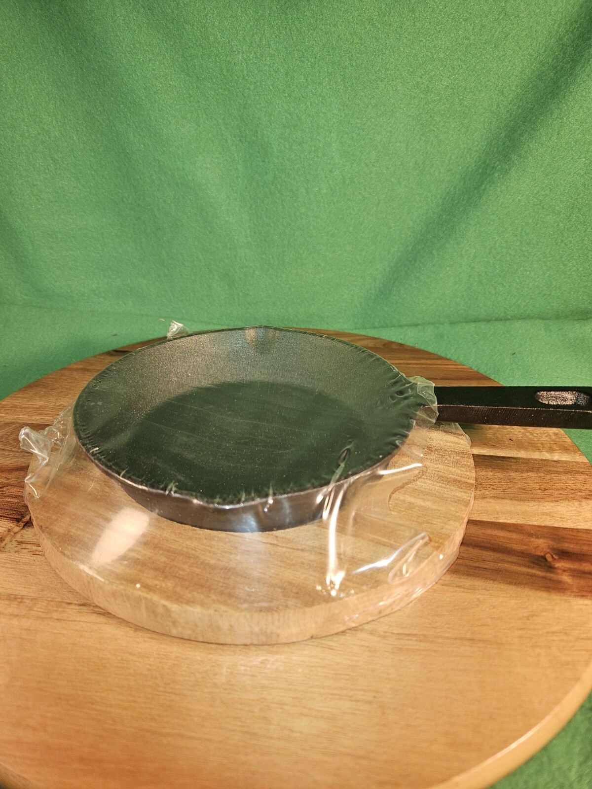 New Crofton Cast Iron 6 Inch Mini Skillet & Cutting Board