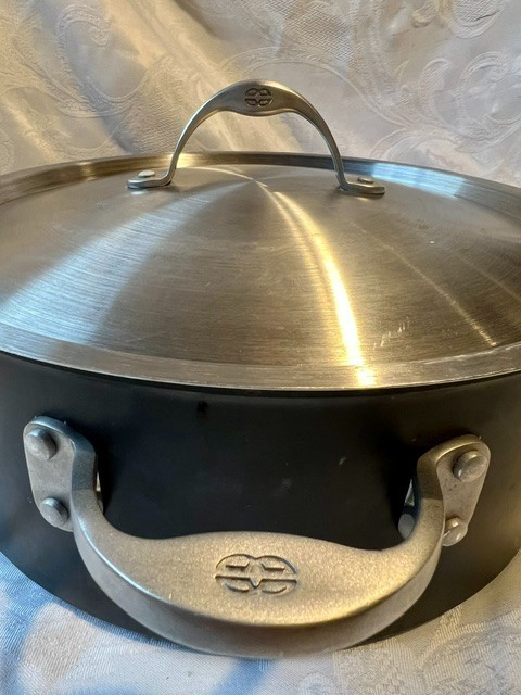 Calphalon 8.5 qt. Hard Anodized Dutch oven #87881/2 with stainless steel lid