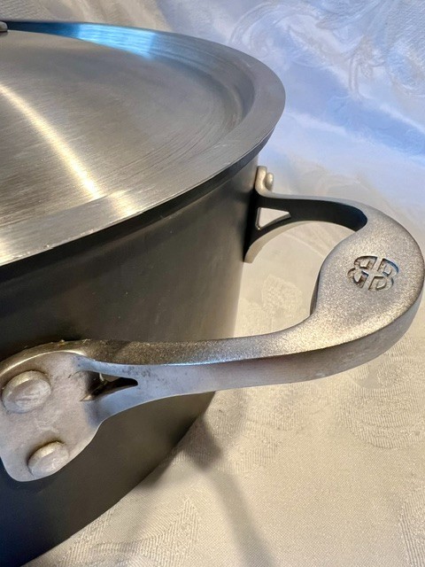Calphalon 8.5 qt. Hard Anodized Dutch oven #87881/2 with stainless steel lid