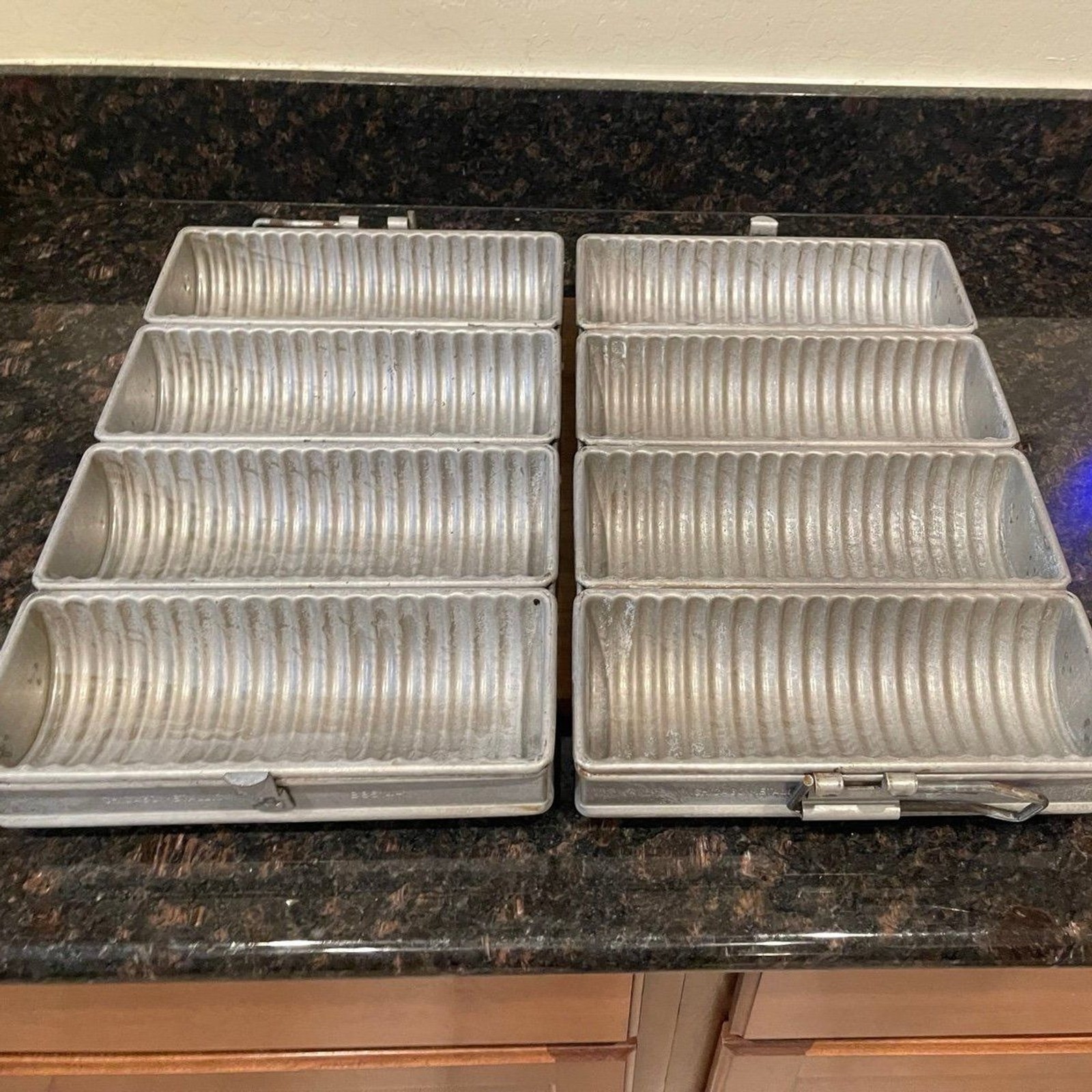 Chicago Metallic 48514 Crimped Round Industrial Bread Pan Set