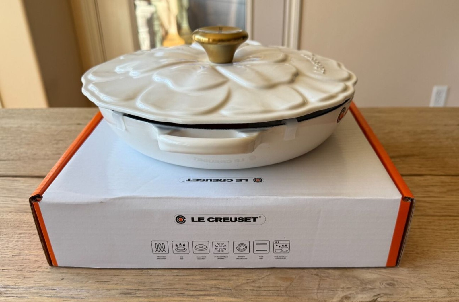 Le Creuset Signature Cast Iron Petal Shallow Casserole 2.25 qt White #26 NEW