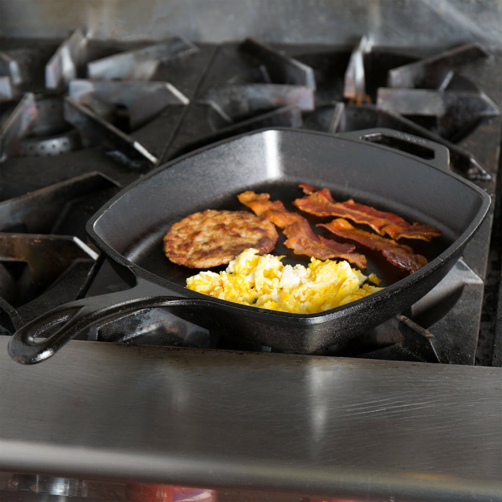 10 1/2″ Square Pre-Seasoned Cast Iron Skillet with Helper Handle (6 Skillets)