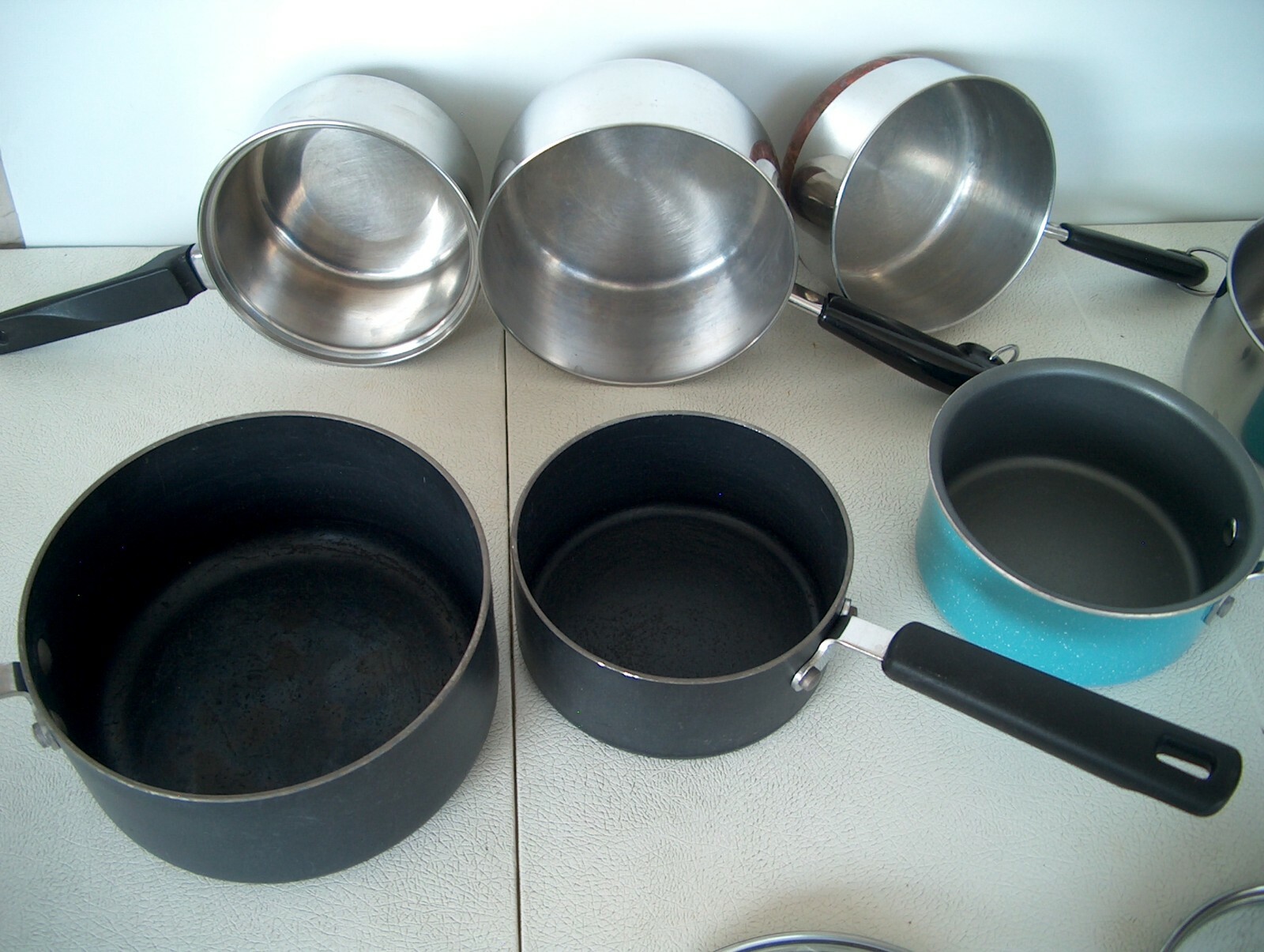 VARIOUS COOKING POTS – 7 PANS