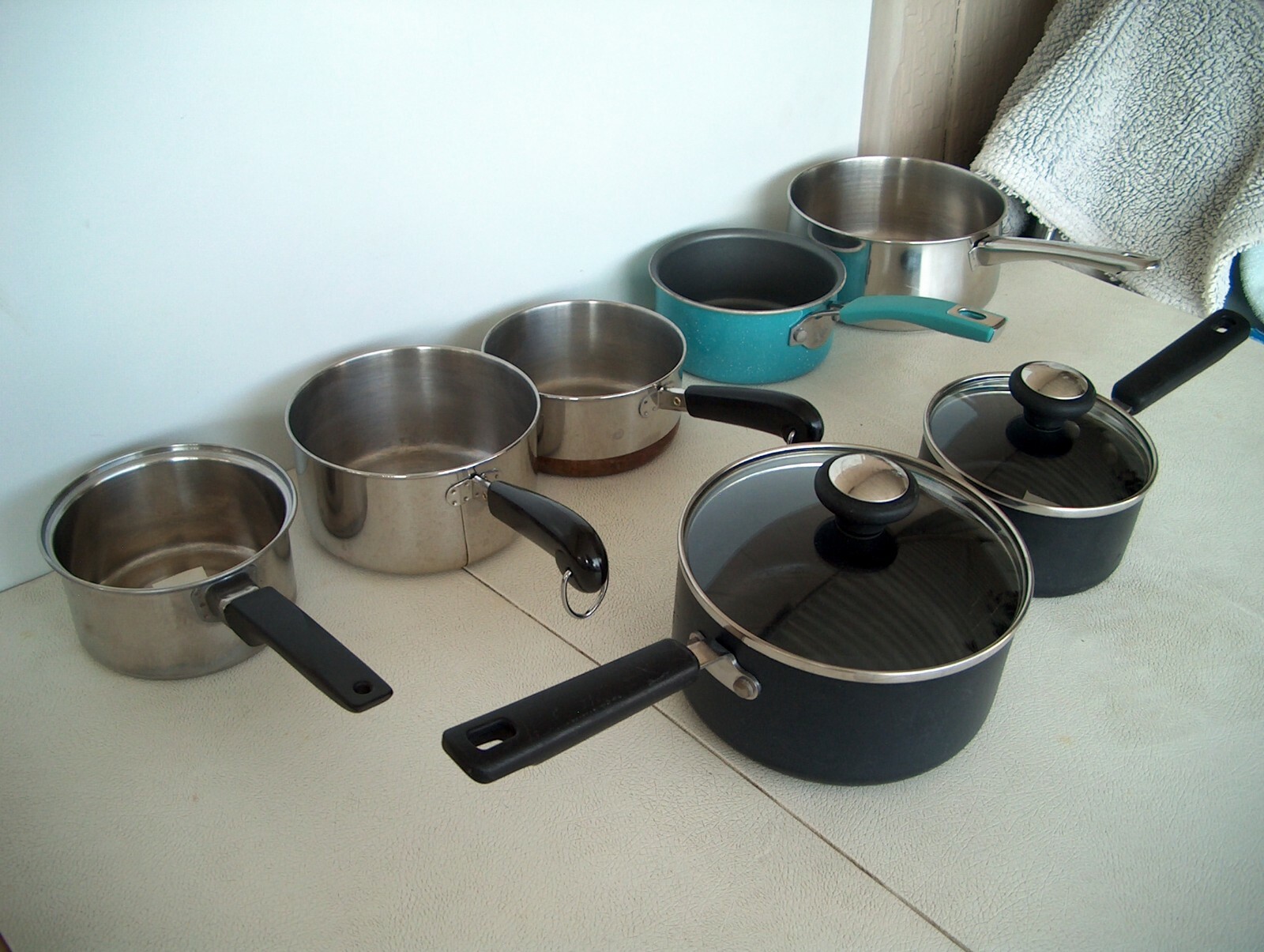 VARIOUS COOKING POTS – 7 PANS