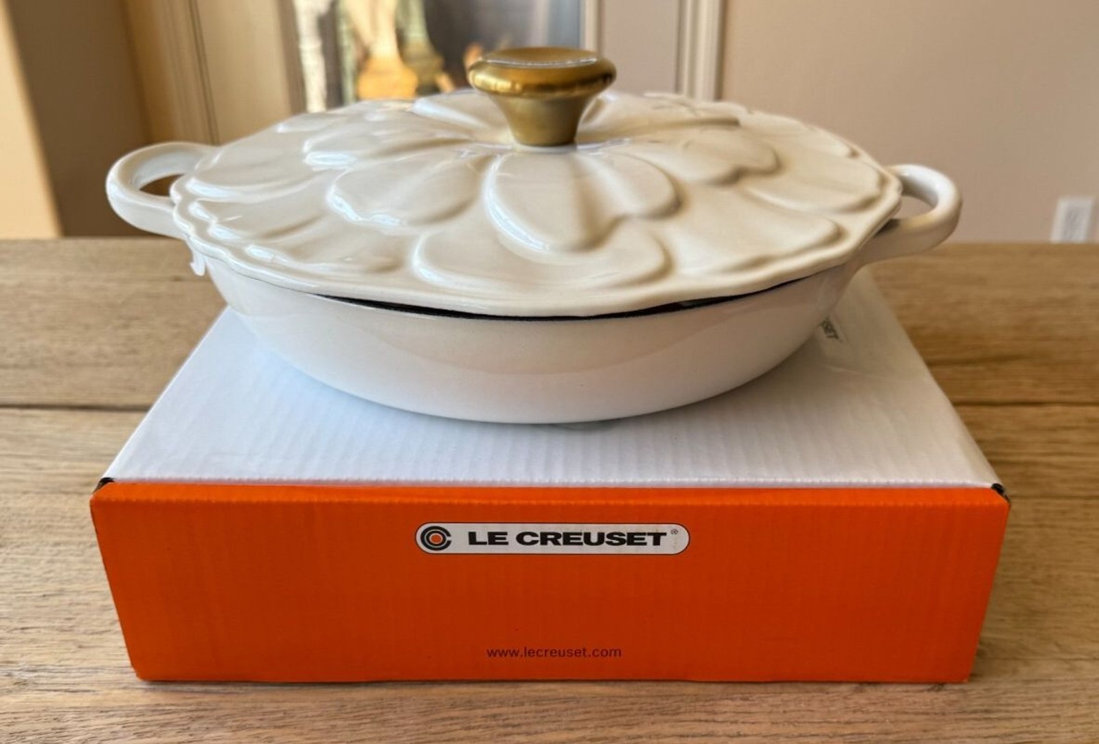 Le Creuset Signature Cast Iron Petal Shallow Casserole 2.25 qt White #26 NEW