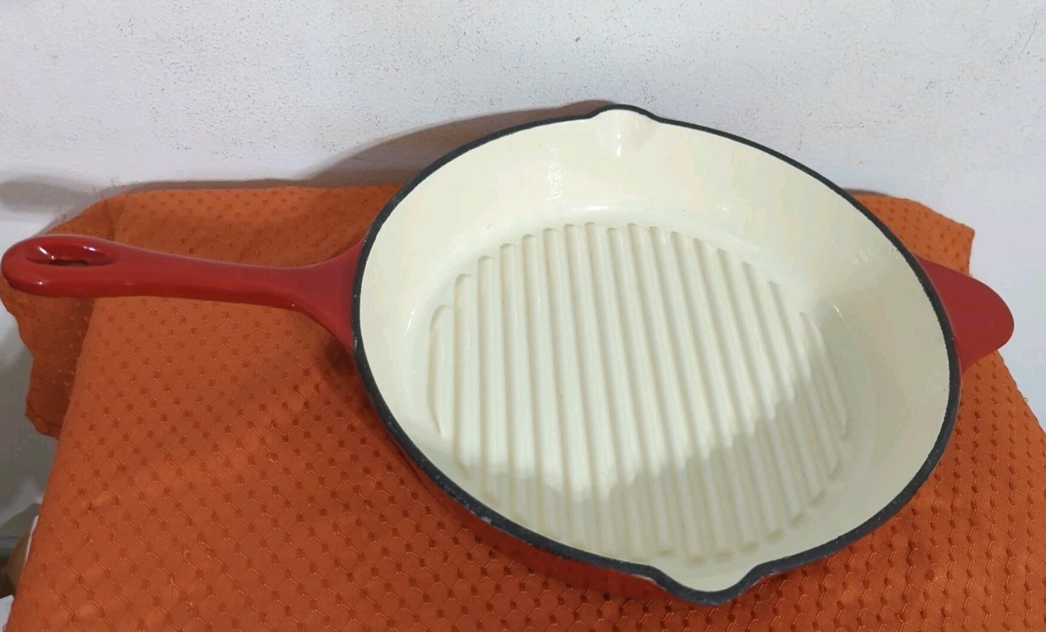 Double Spouted Enameled Cast Iron Round Grill Skillet 11.5″ Red White Unbranded