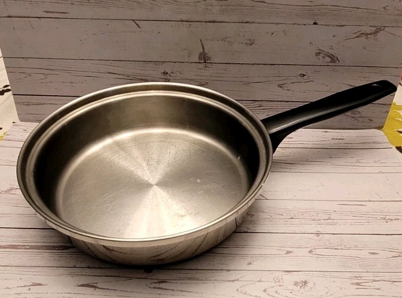 EHP EKCO ULTRAEASE 7 PLY, TITANIUM SILVER ALLOY AND COPPER 9″ Skillet Pre-owned