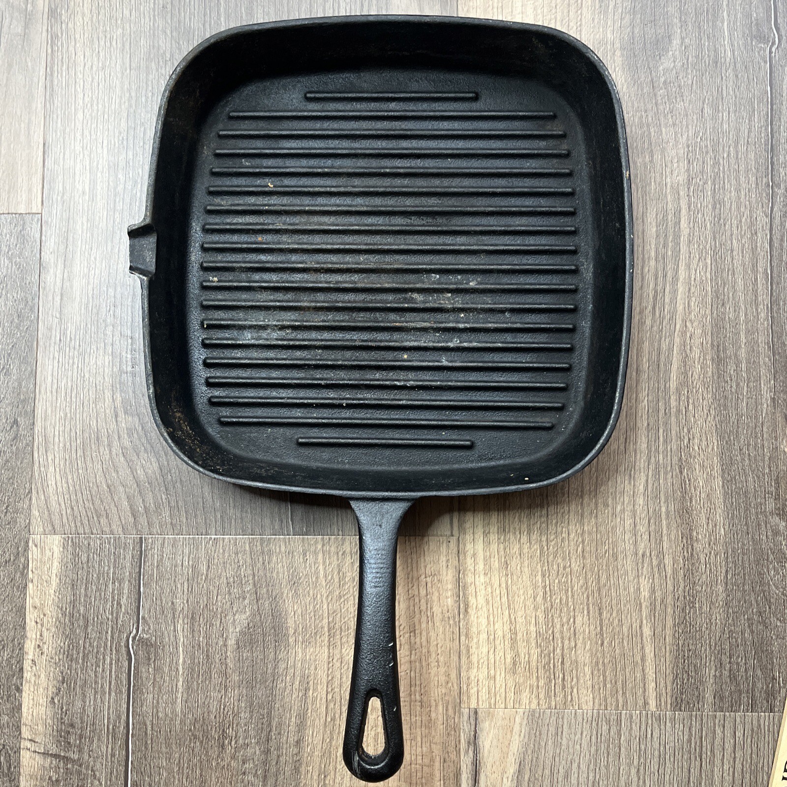 Cast Iron Griddle Fry Pan 9.25″ Grill Ribbed Square Black Pour Spout Unbranded