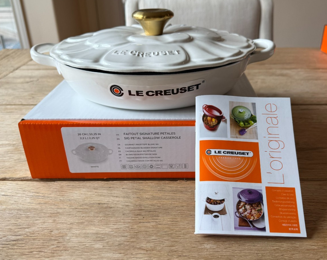 Le Creuset Signature Cast Iron Petal Shallow Casserole 2.25 qt White #26 NEW