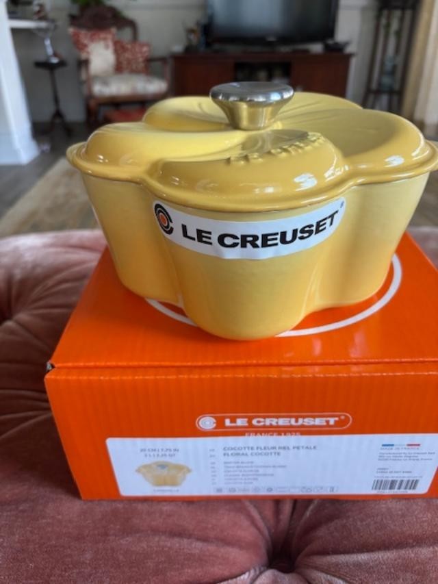 Le Creuset Traditional Petal Enamelled Cast Iron Oven 2.25 qt Camomille Rare