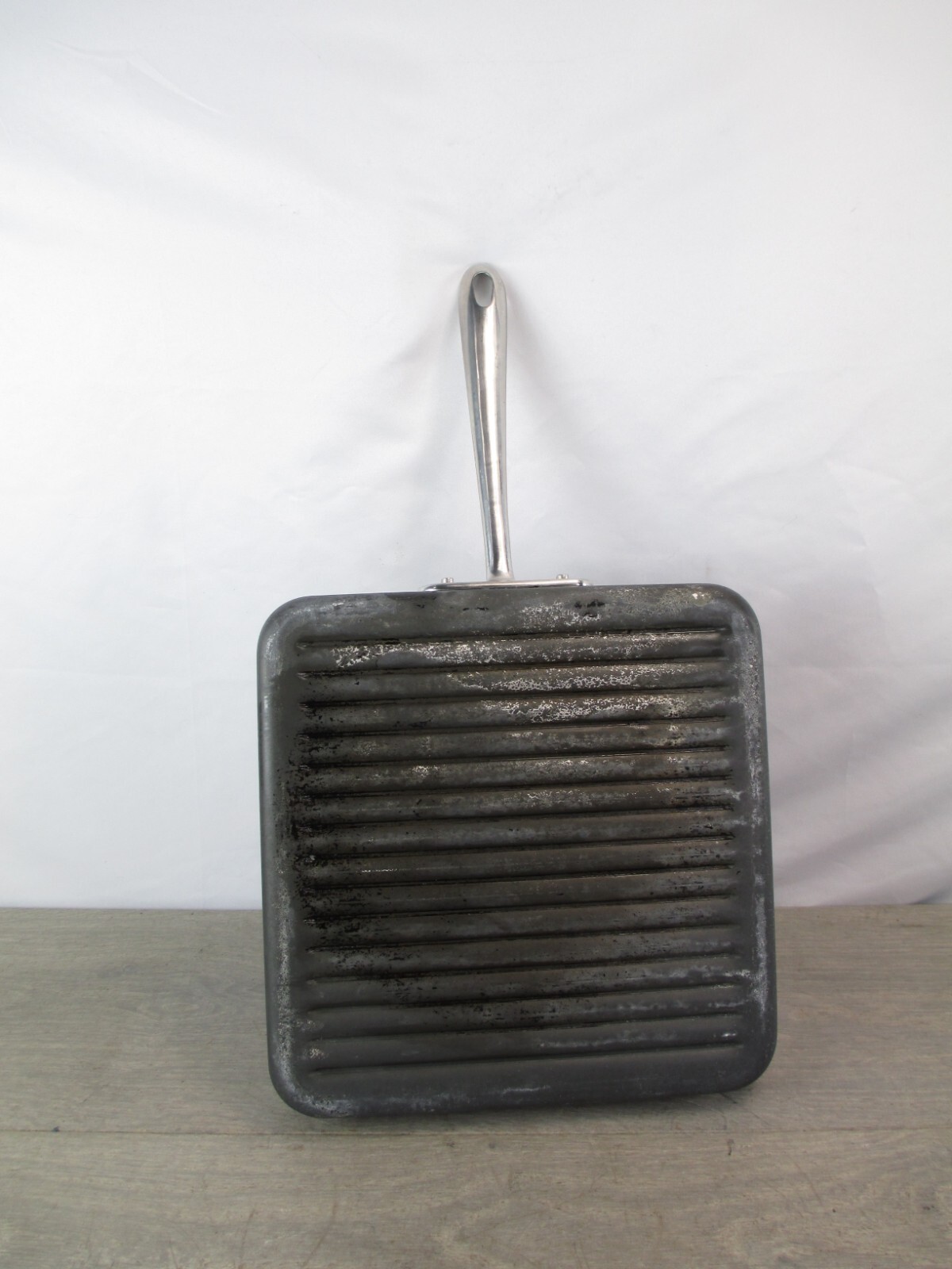 All-Clad 11″ B1 Hard Anodized Nonstick Square (Ribbed) Grille Pan