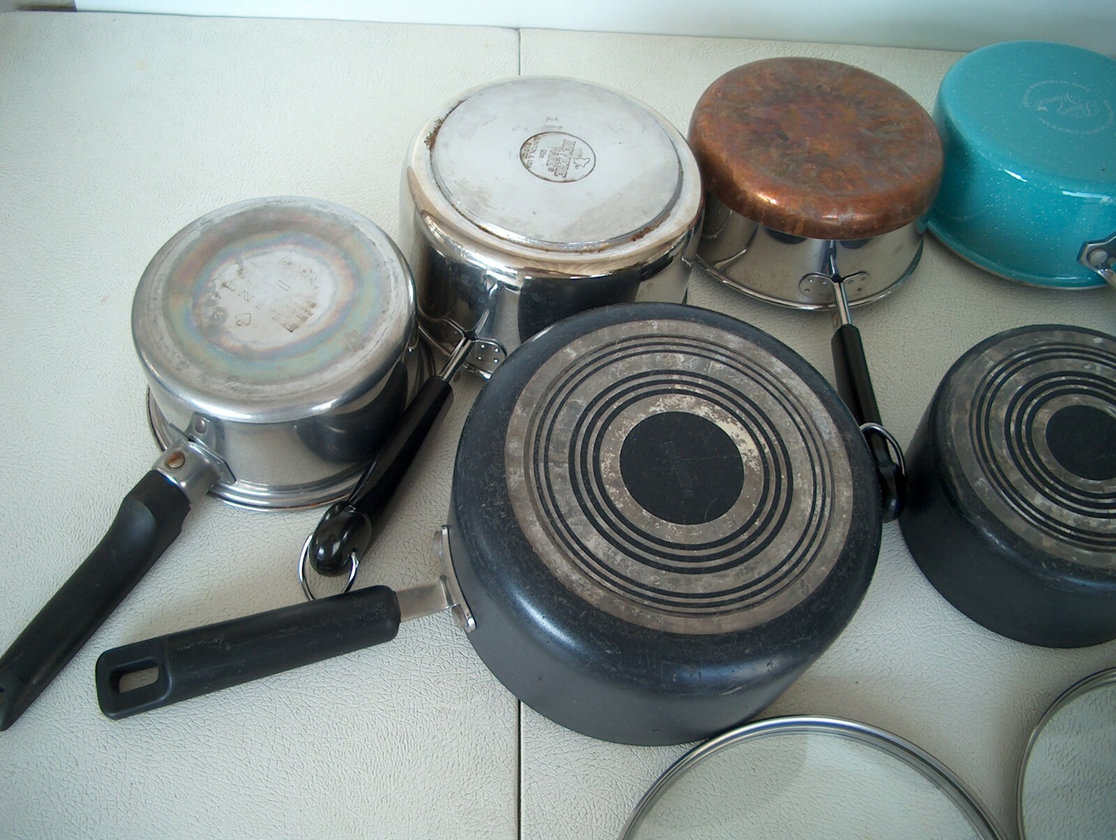 VARIOUS COOKING POTS – 7 PANS