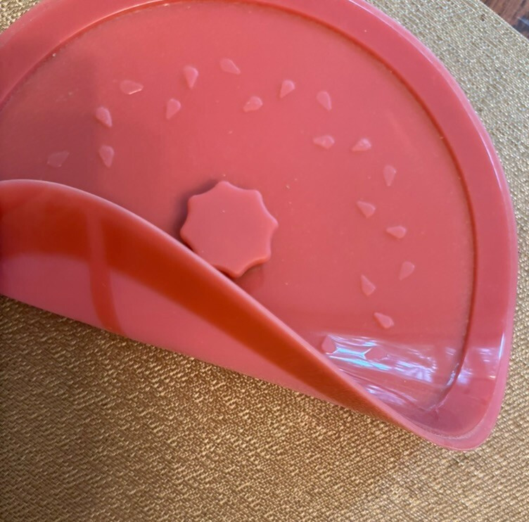 Silicone lids, set of 2, new 9 and 11 inches, great good suction orange & red