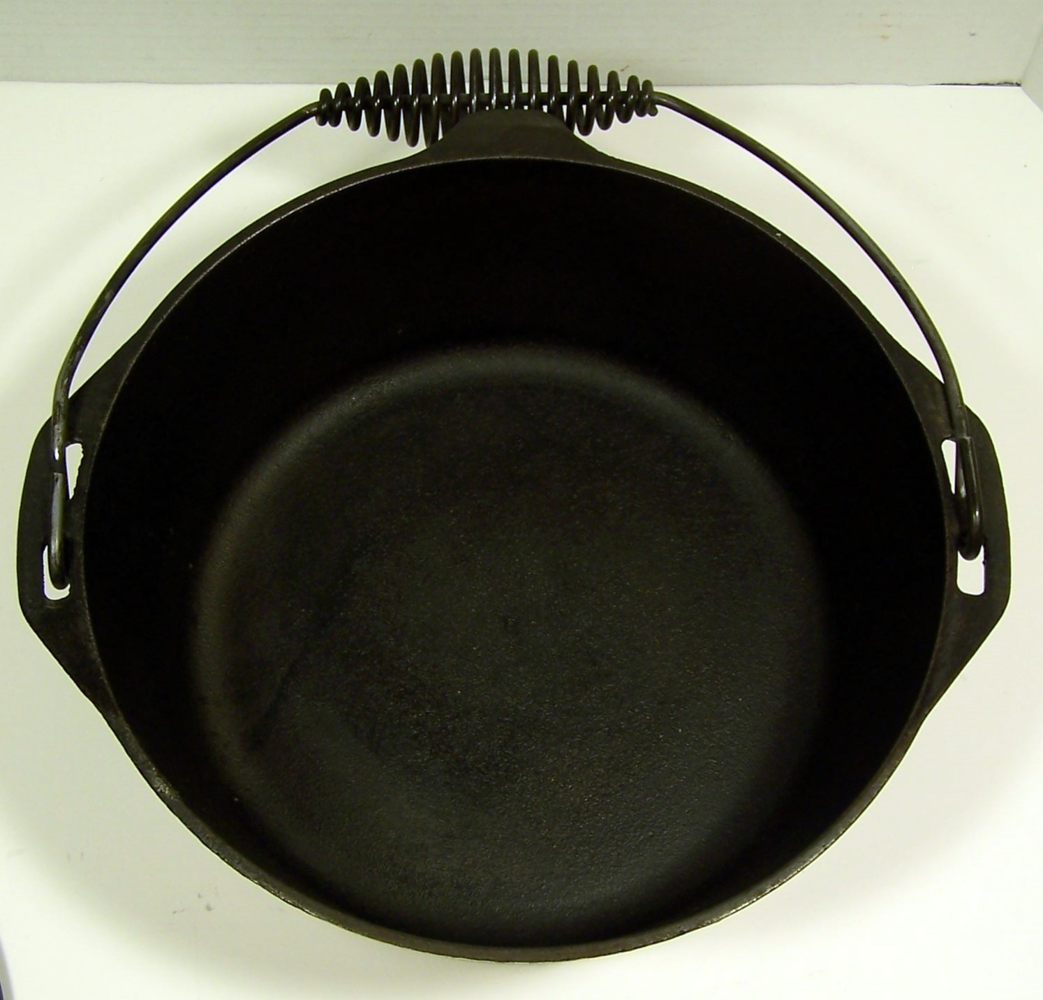 LODGE 10 1/4 inch 8 DO Cast Iron Dutch Oven w/Lid Bail Handle Camping Outdoors