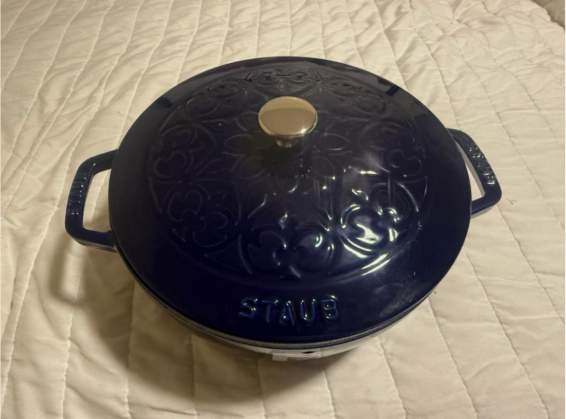 Staub 3.75qt Essential French Oven with Lilly Lid, LA Marmite. Dark Blue