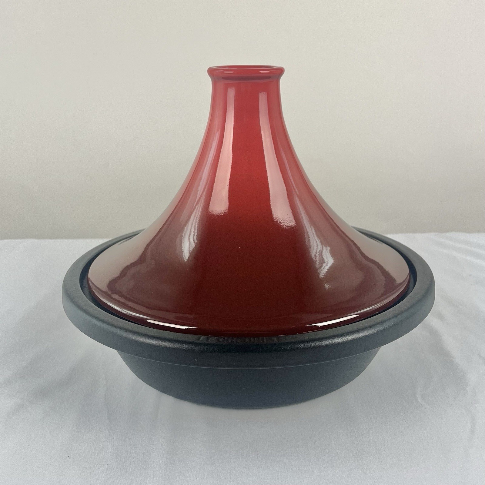 Le Creuset Moroccan Tagine 27 Enamel Cast Iron Red Stoneware 2.5 Qt Cherry Red