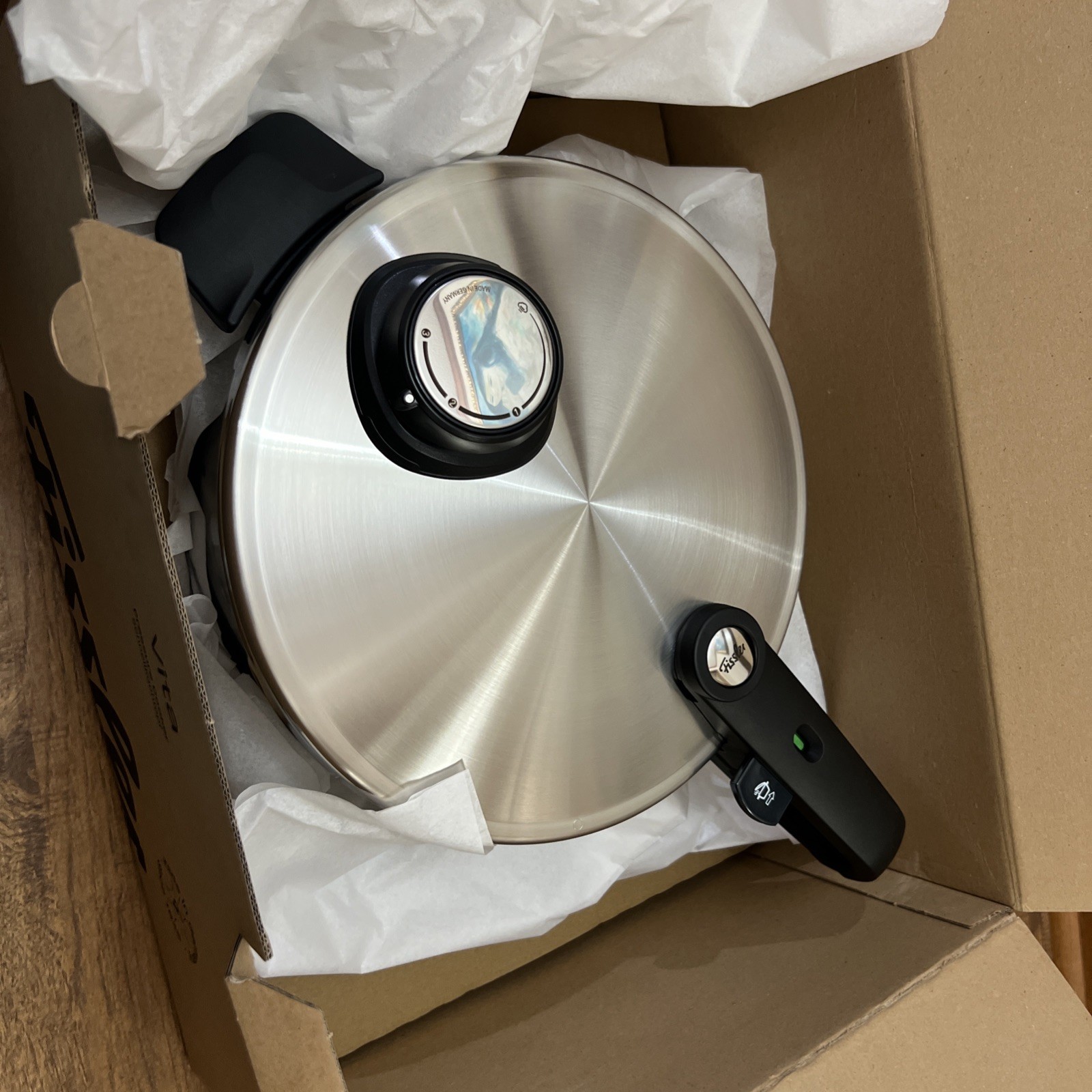 Fissler Vitaquick Premium Pressure Cooker 8.5 quarts New