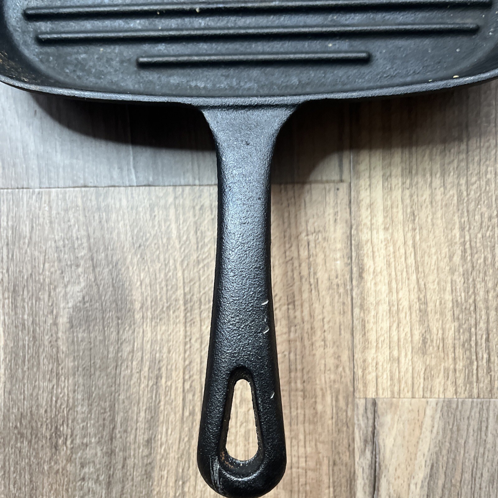 Cast Iron Griddle Fry Pan 9.25″ Grill Ribbed Square Black Pour Spout Unbranded