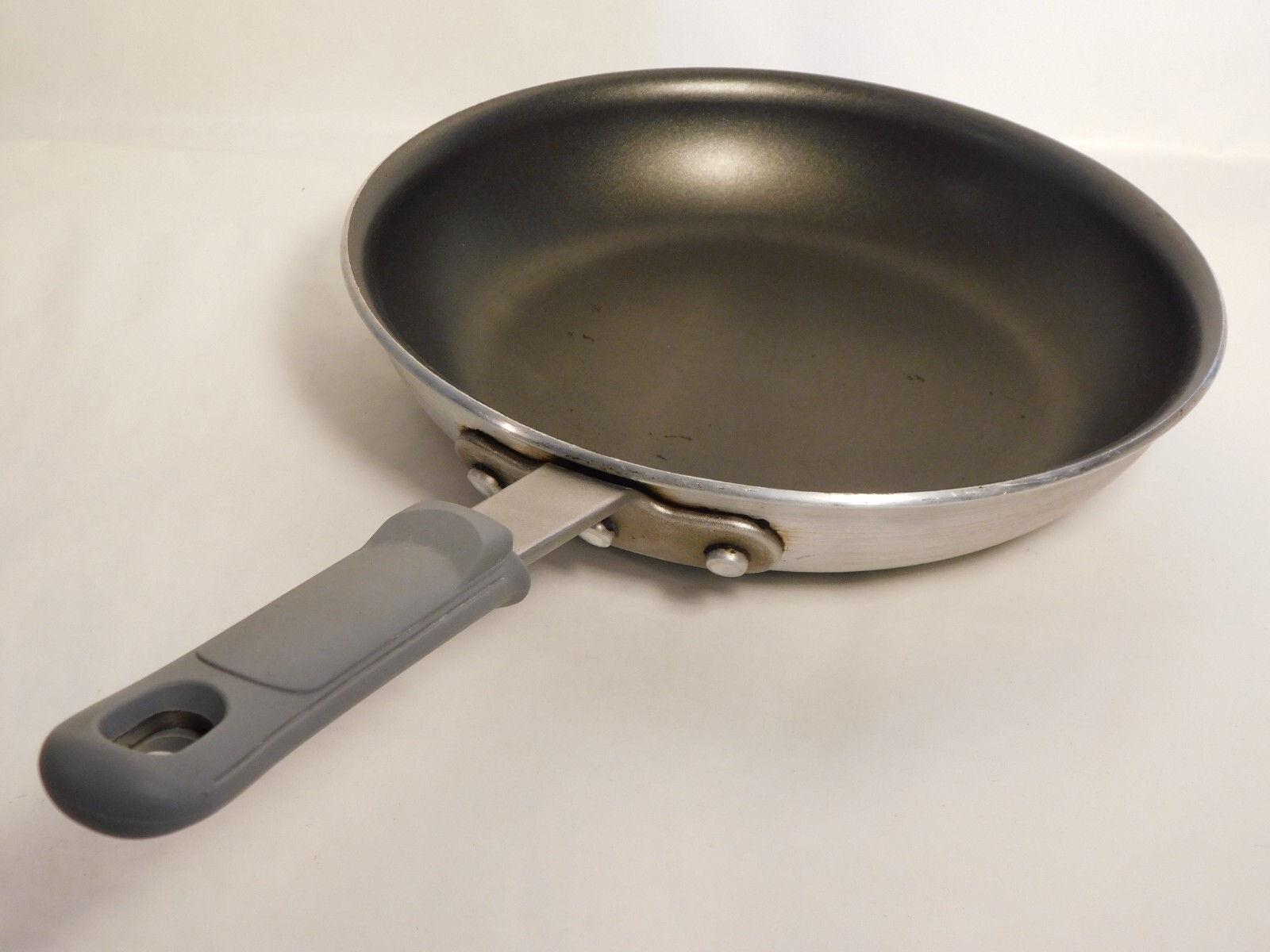 Members Mark 10″ non-stick Skillet w/ no burn removeable handle cover Aluminum