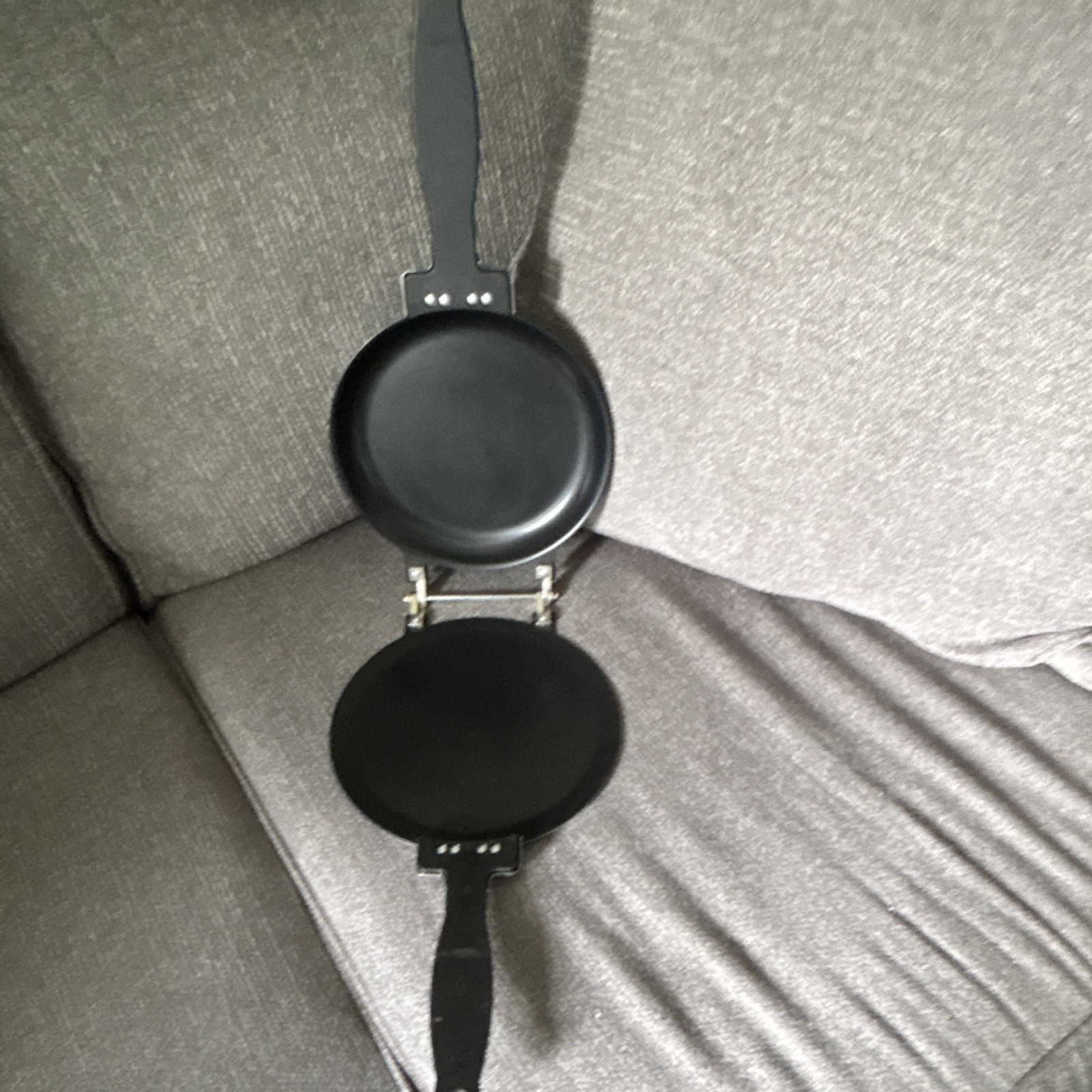Double-Sided Hinged Non-Stick Frying Pan, Round Black Metal 6 in, 500°F