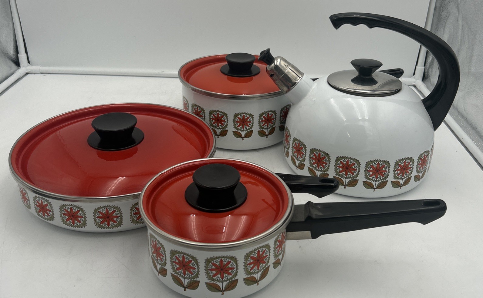 VINTAGE Enamelware 7 Piece Pots, Skillet & Kettle Set – Red Floral – MINT CONDT.